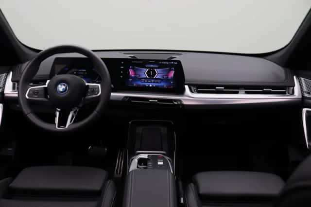 BMW iX1 (2025) thumbnail 3