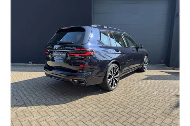 BMW X7 (2022) thumbnail 2