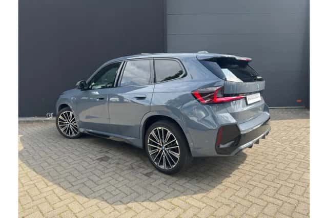 BMW iX1 (2023) thumbnail 2