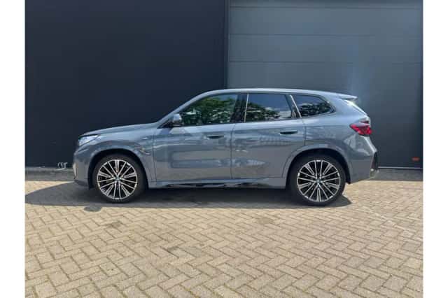BMW iX1 (2023) thumbnail 13