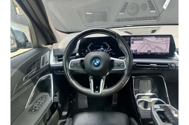 BMW iX1 (2023) thumbnail 3