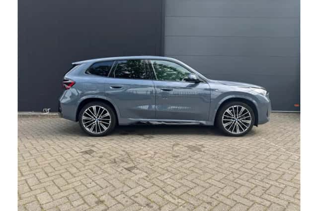 BMW iX1 (2023) thumbnail 9