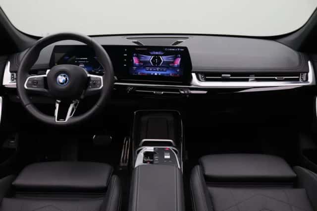 BMW iX1 (2025) thumbnail 3