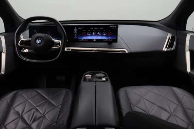 BMW iX (2023) thumbnail 3