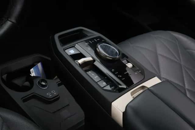 BMW iX (2023) thumbnail 6