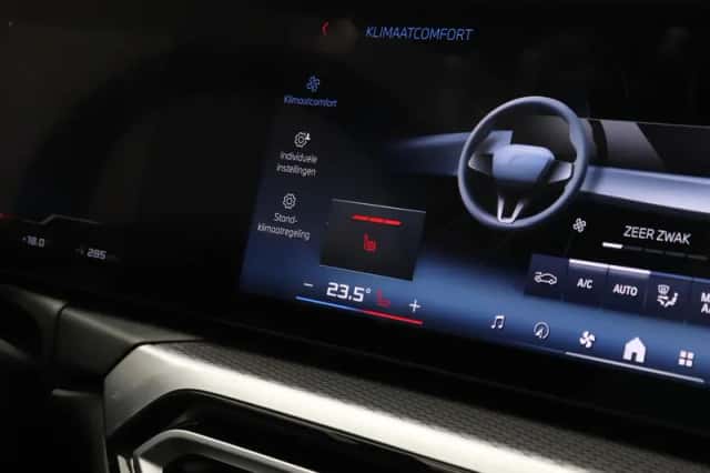 BMW i4 (2023) thumbnail 23