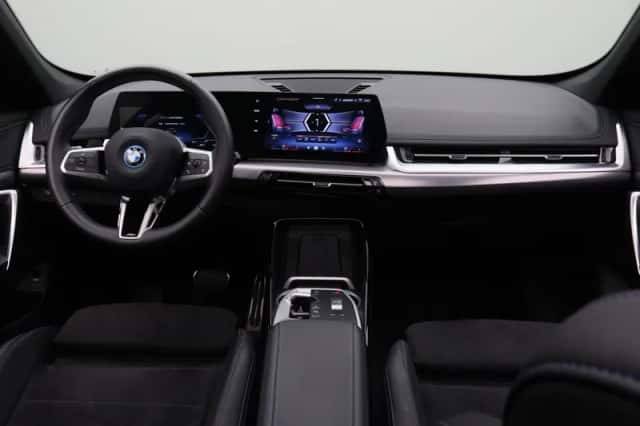BMW iX1 (2025) thumbnail 3