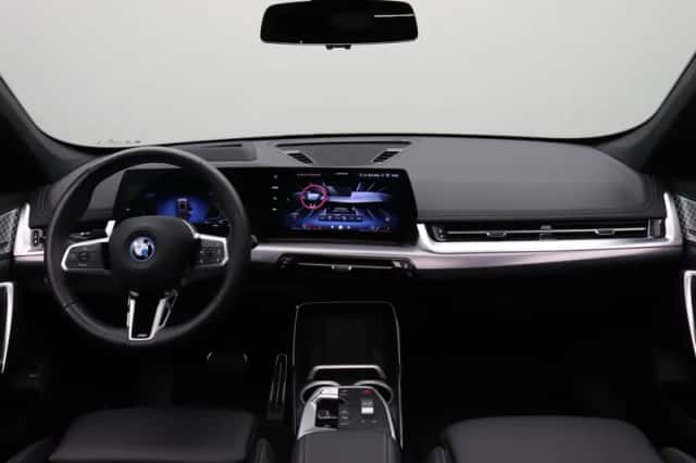 BMW iX1 (2023) thumbnail 3