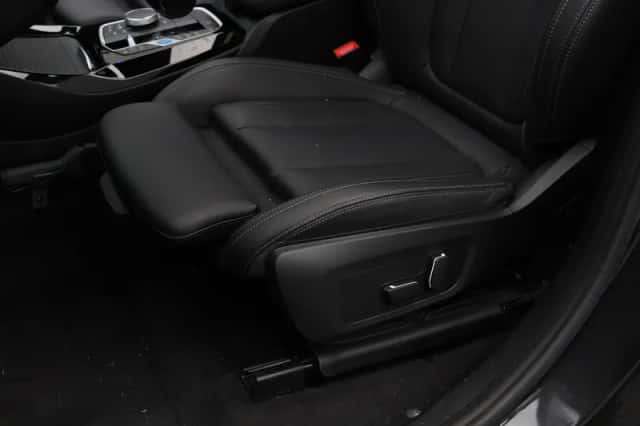 BMW iX3 (2024) thumbnail 4