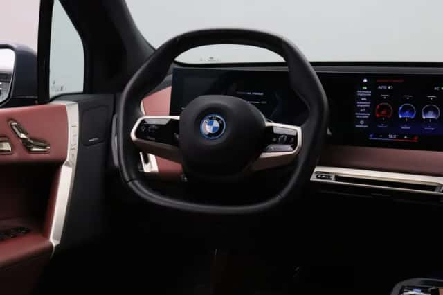 BMW iX (2022) thumbnail 23