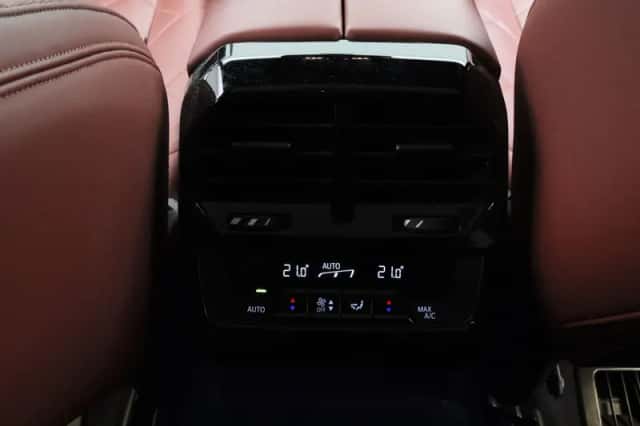 BMW iX (2022) thumbnail 25