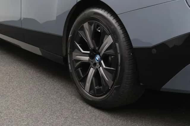 BMW iX (2022) thumbnail 5