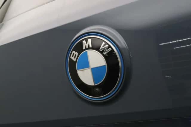 BMW iX (2022) thumbnail 8