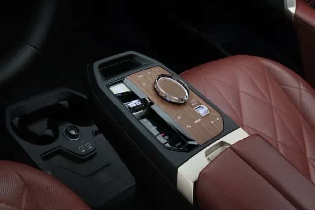 BMW iX (2022) thumbnail 9