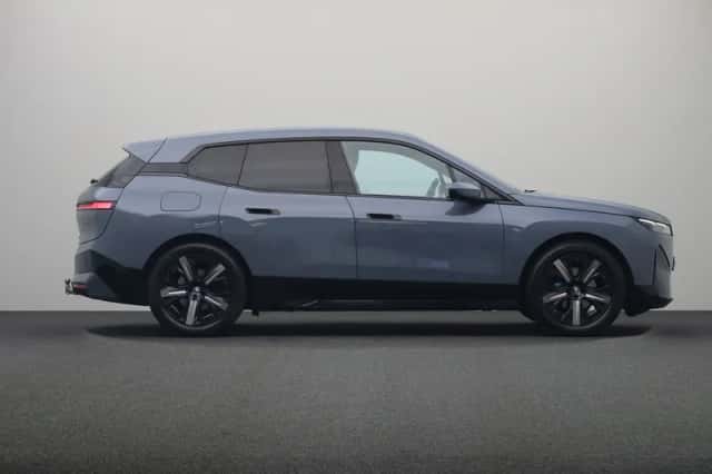 BMW iX (2022) thumbnail 10