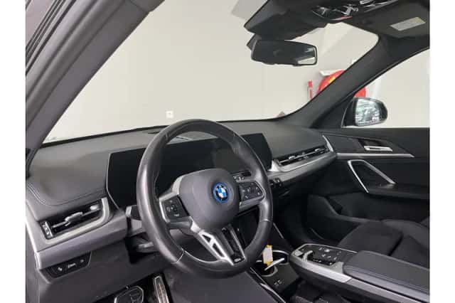 BMW iX1 (2023) thumbnail 5