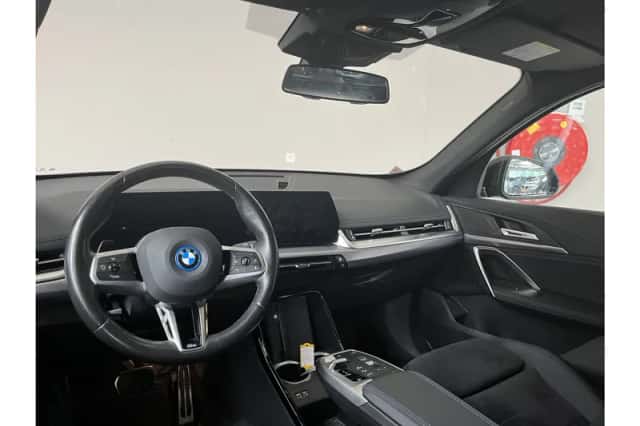 BMW iX1 (2023) thumbnail 6