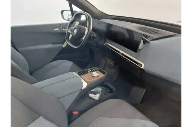 BMW iX (2022) thumbnail 4