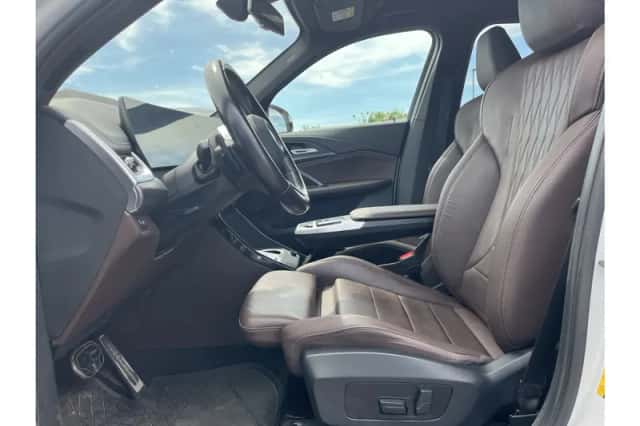BMW iX1 (2023) thumbnail 6