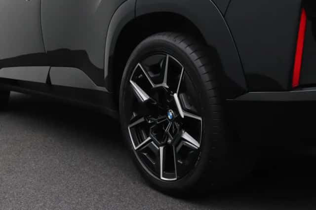 BMW XM (2025) thumbnail 6
