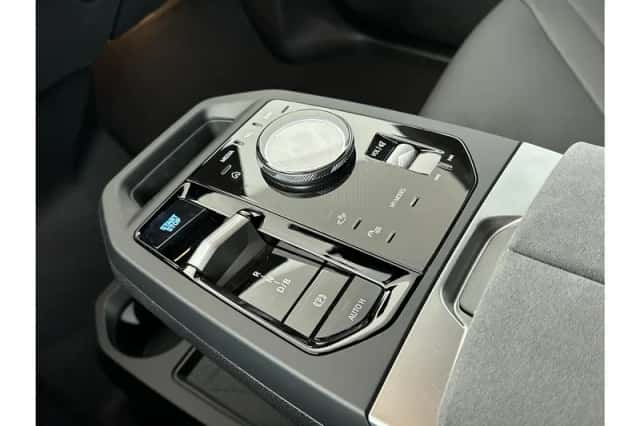 BMW iX (2025) thumbnail 11
