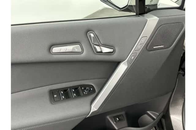 BMW iX (2025) thumbnail 15