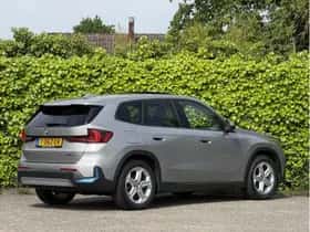 BMW iX1 (2023) thumbnail 2