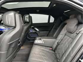 BMW i7 (2023) thumbnail 30