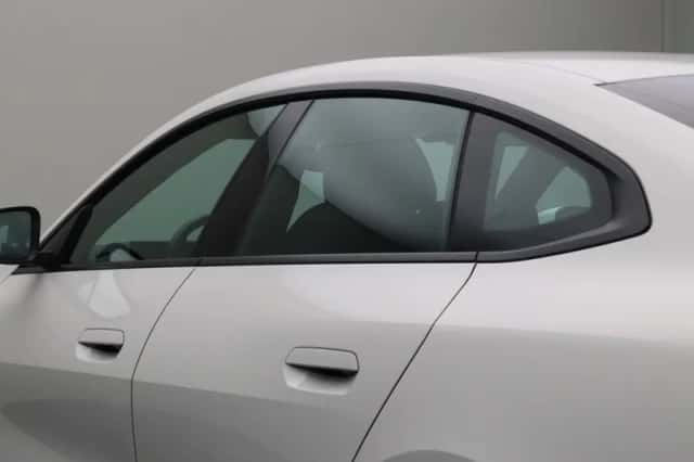 BMW i4 (2022) thumbnail 4