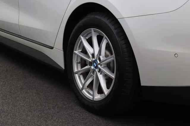 BMW i4 (2023) thumbnail 5