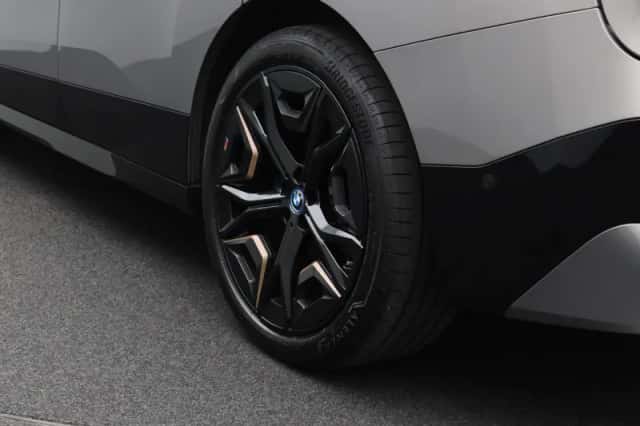 BMW iX (2022) thumbnail 5
