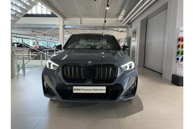 BMW iX1 (2023) thumbnail 2