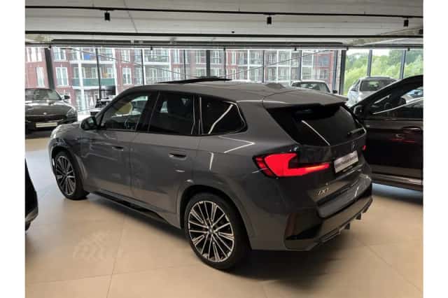 BMW iX1 (2023) thumbnail 3