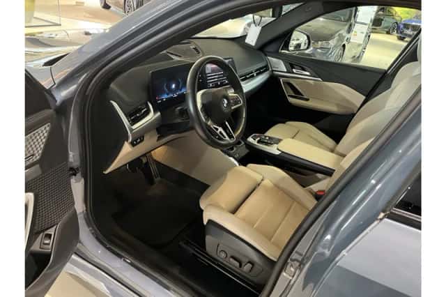BMW iX1 (2023) thumbnail 6