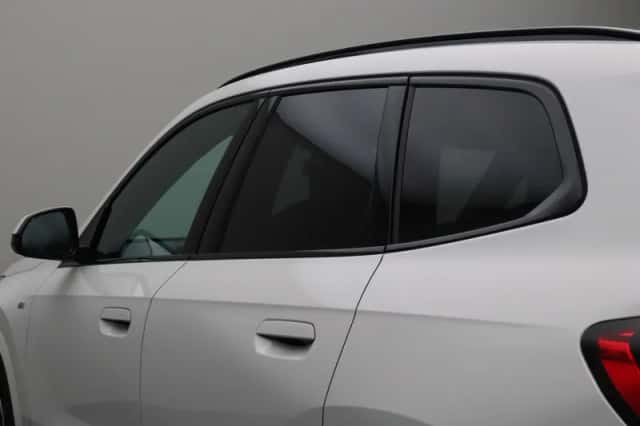 BMW iX1 (2023) thumbnail 4