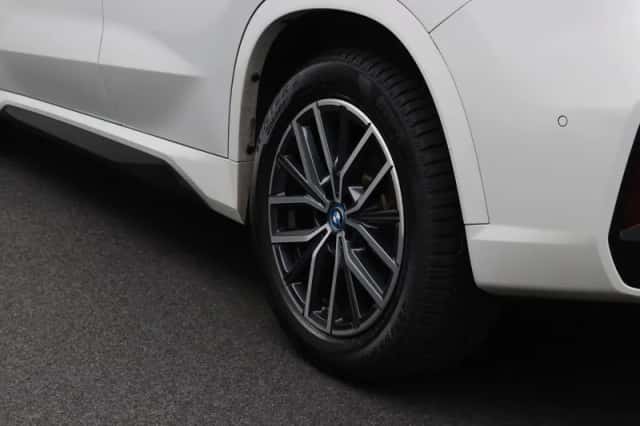 BMW iX1 (2023) thumbnail 5