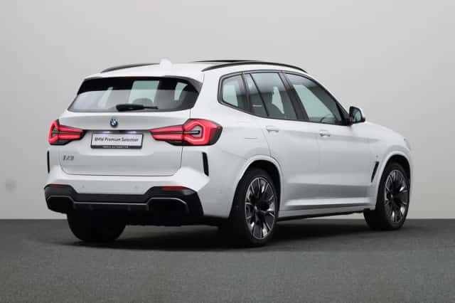 BMW iX3 (2023) thumbnail 2