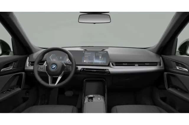 BMW iX1 (2023) thumbnail 2