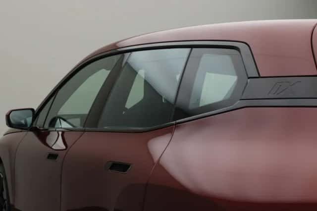 BMW iX (2022) thumbnail 4