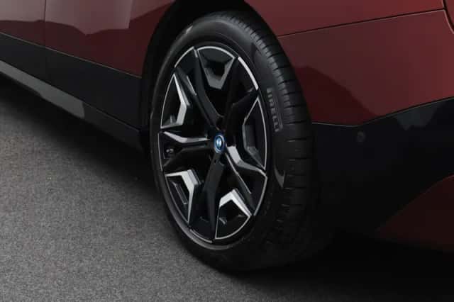 BMW iX (2022) thumbnail 5