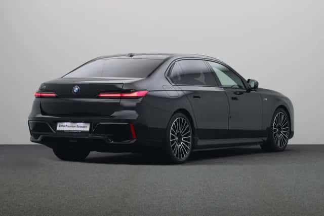 BMW i7 (2024) thumbnail 2