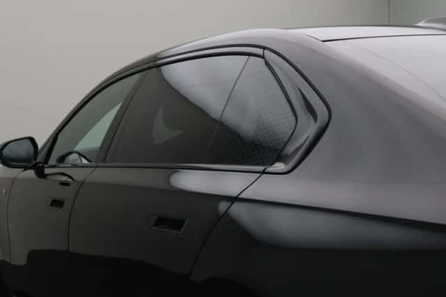 BMW i7 (2024) thumbnail 3
