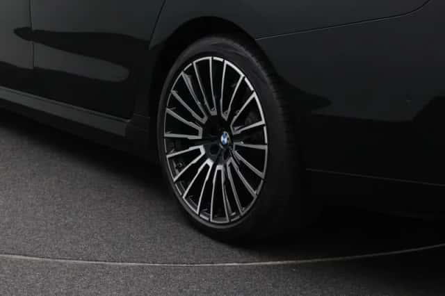 BMW i7 (2024) thumbnail 5