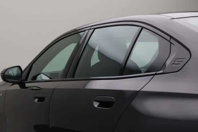 BMW i5 (2024) thumbnail 2
