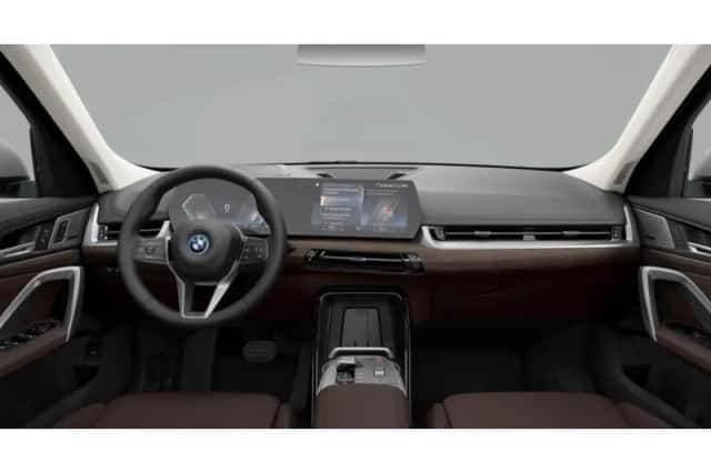 BMW iX1 (2023) thumbnail 3