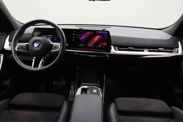 BMW iX2 (2025) thumbnail 3