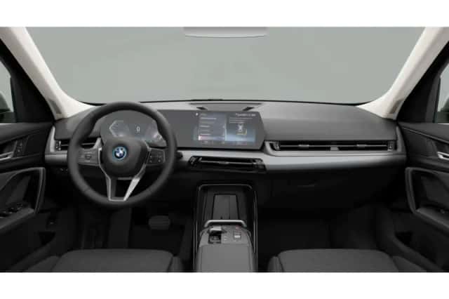 BMW iX1 (2023) thumbnail 3