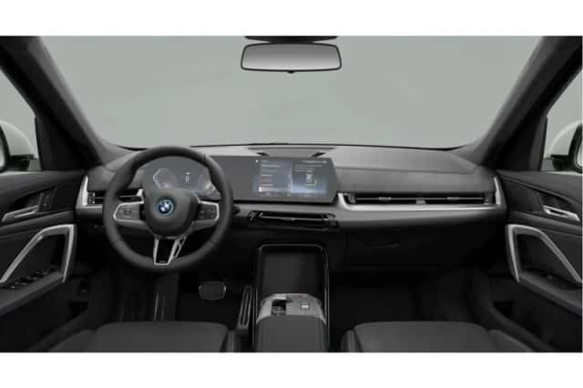 BMW iX1 (2023) thumbnail 3