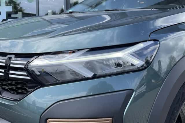 Dacia Sandero Stepway (2023) thumbnail 2