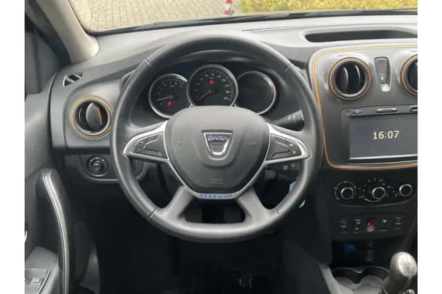 Dacia Sandero Stepway (2018) thumbnail 3
